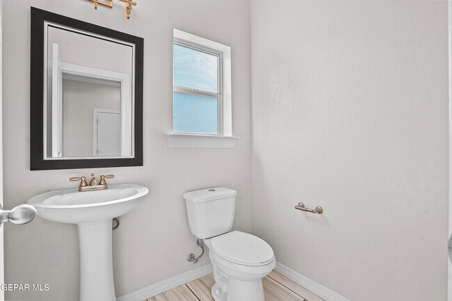 Building Photo - 585 Issa Circle