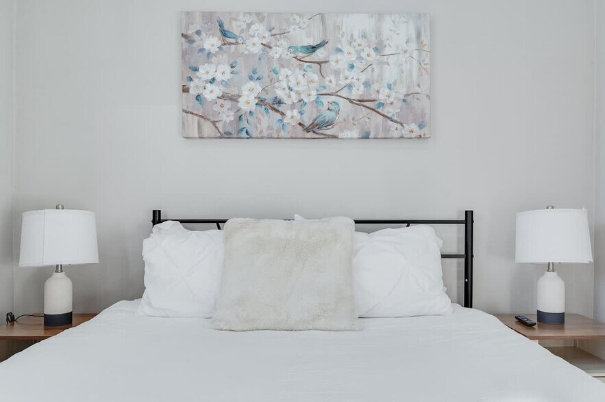 Building Photo - 1255 Raum St NE