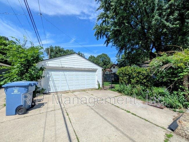 Building Photo - 3604 44th Ave S