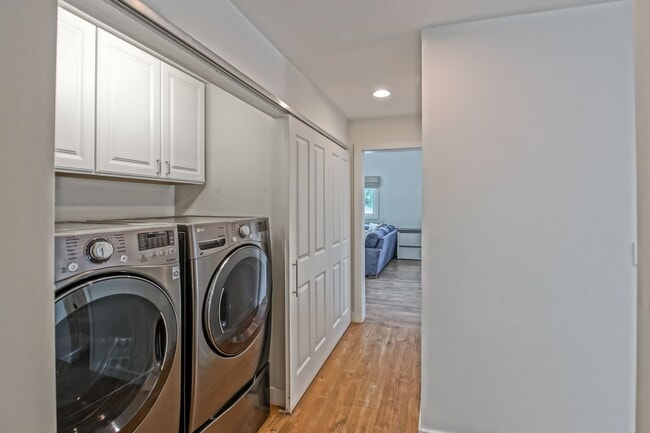 Building Photo - BEAUTIFULLY REMODELED (FURNISHED), 3BR3BA ...