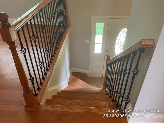Building Photo - 3 Bedroom / 2.5 Bath House Available Now