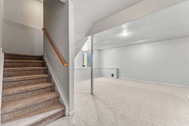 Building Photo - 4-Bed Arvada Home w/ Bedroom & Full Bathro...