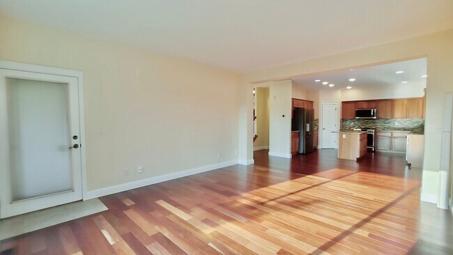 Building Photo - **$1000 OFF FIRST FULL MONTHS RENT**  Gorg...