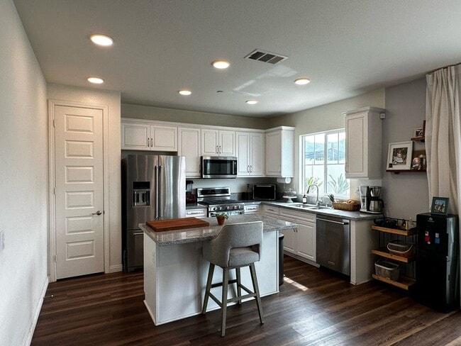 Building Photo - 4 Bedroom Single Family Home in Riverside