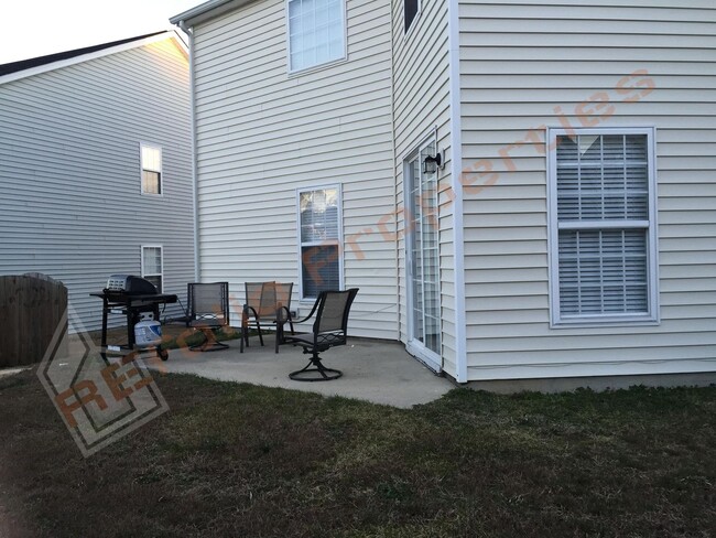 Building Photo - Lovely 4 Bedroom, 2.5 Bath Single-Family H...