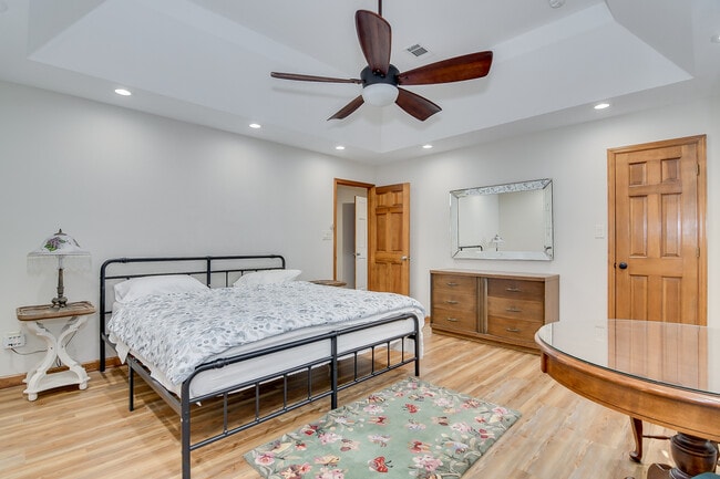 Building Photo - 4117 Knollcrest Cir N