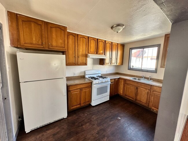 Building Photo - 2/ Bedrooms 1  Bathroom  House In a Quiet ...