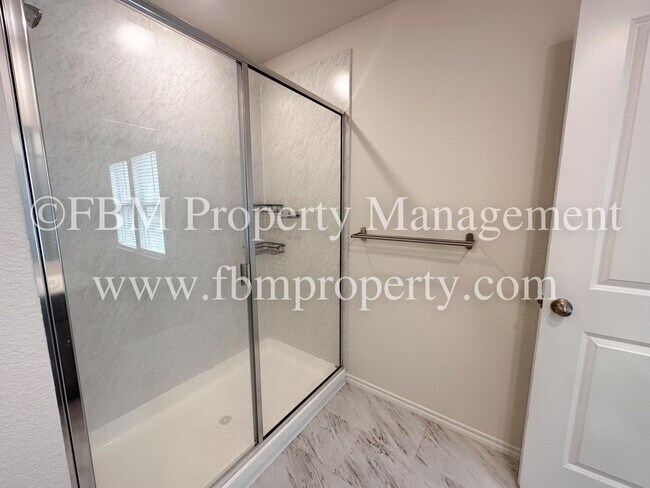 Building Photo - 264 Thoroughbred St