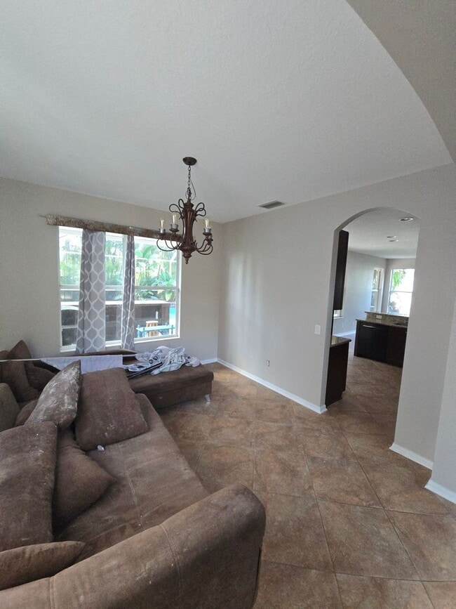 Building Photo - Newly Renovated 4/3 w/pool