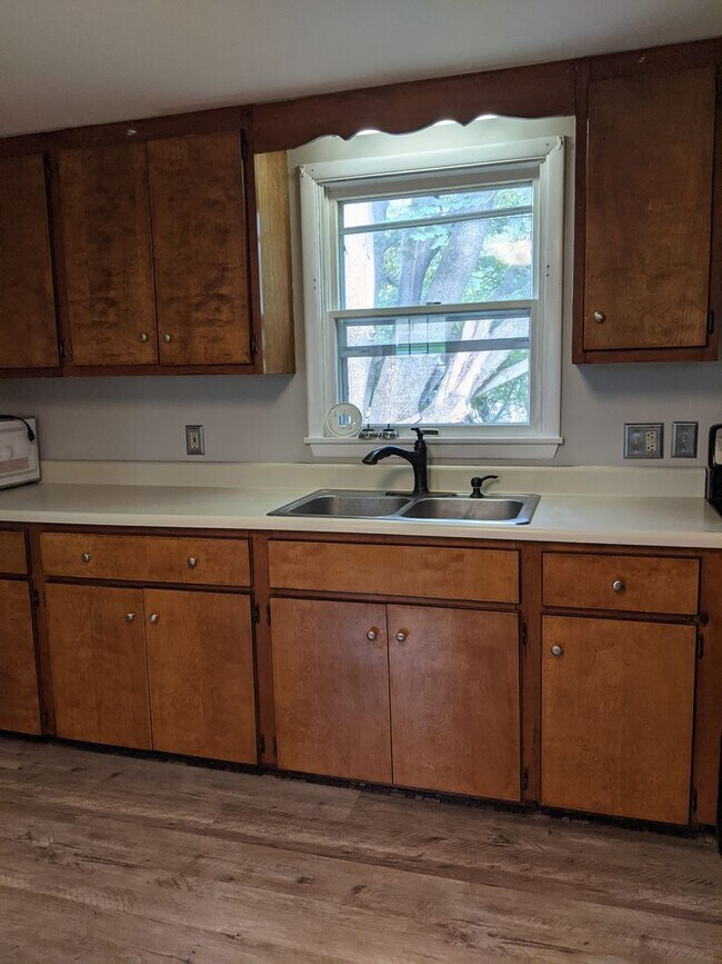 Primary Photo - Perfect 3 bdrm home! All refreshed & ready!!