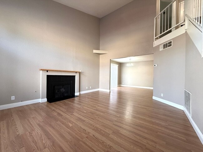 Building Photo - 2bedroom Townhouse near Wigwam Pkwy and Eastern ready for immediate move in!