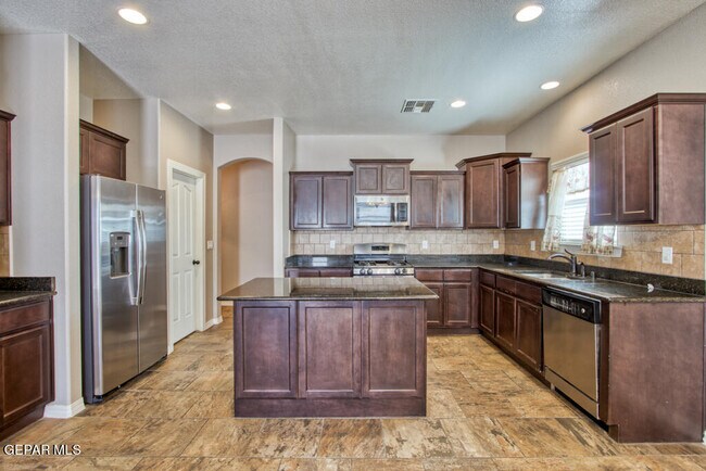 Building Photo - 221 S Stoneside Dr