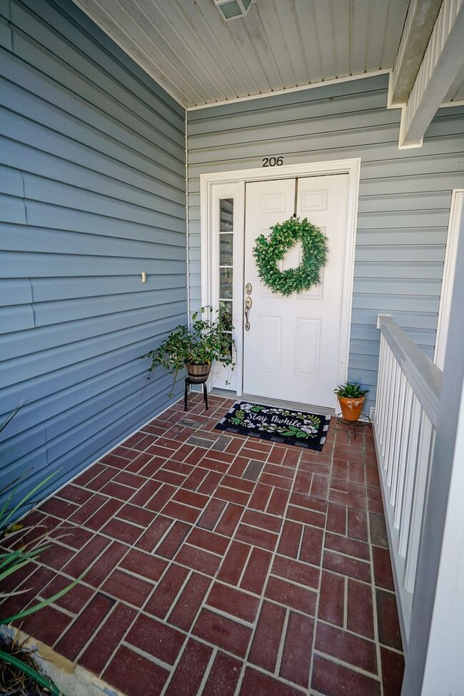 Building Photo - Lovely 3/2.5 Townhome with Garage