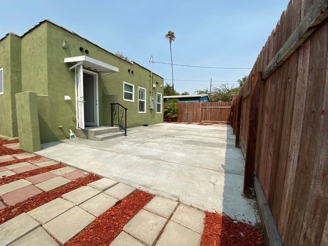 Building Photo - 702 N McCadden Pl