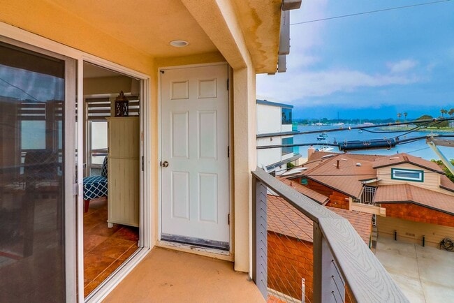 Building Photo - Private Rooftop Deck South Mission Beach