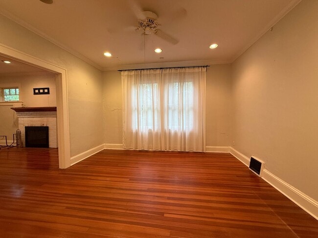 Building Photo - DOWNTOWN house with W/D avail NOW!