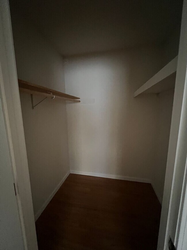 Building Photo - 4 bed 1.5 bath home close to I-44