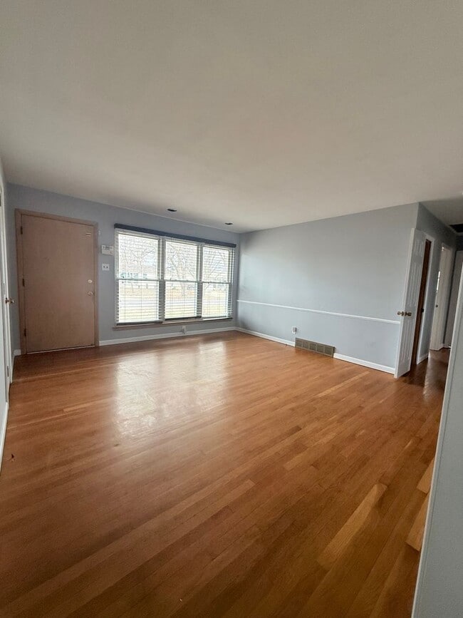 Building Photo - Charming 2 Bedroom Home with Bonus Space & Fenced Yard!