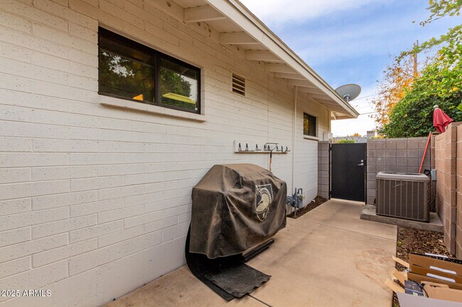 Building Photo - 5001 E Mitchell Dr