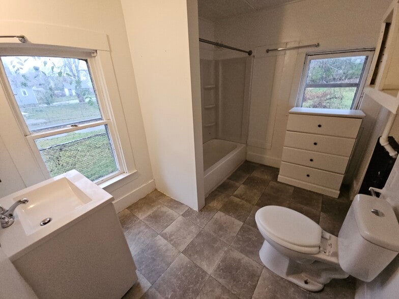 Bathroom 10x8 - 24 Poplar St