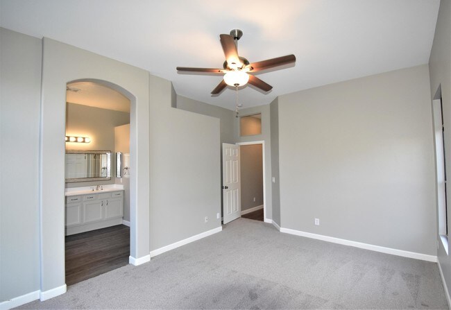 Building Photo - 9430 W Elm St