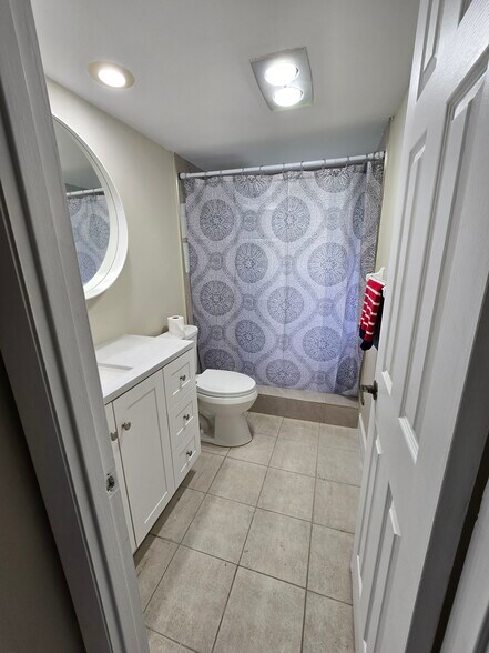 New Guest Bath pic2 - 3800 Oaks Clubhouse Dr