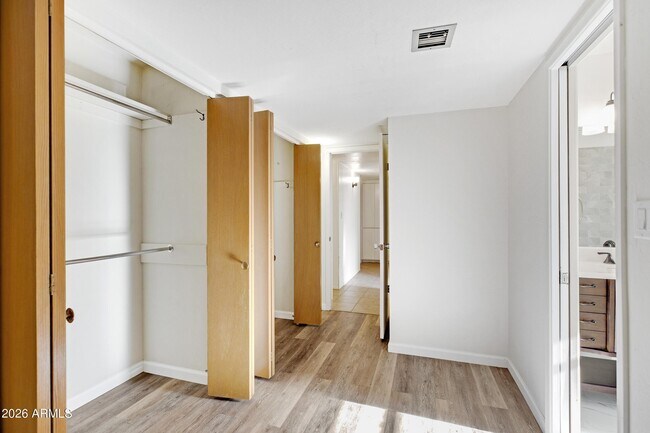 Building Photo - 1036 E Geneva Dr