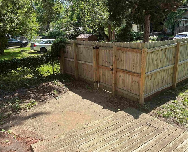 Building Photo - Don't Miss Out on this beautiful bungalow!