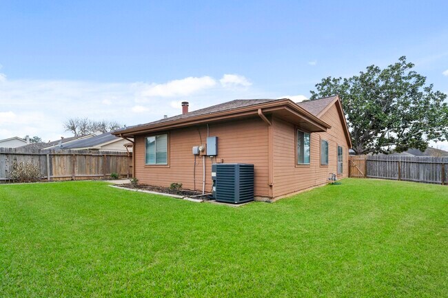 Building Photo - 2502 Planters Row