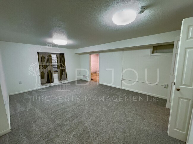 Building Photo - Ivywild Main Floor Living
