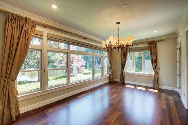 Building Photo - 4Bd+Den/4.5Ba Clyde Hill House