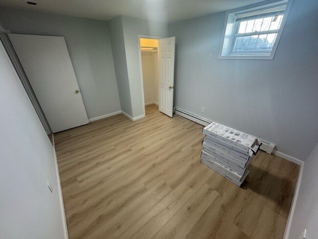 Building Photo - 106 E 5th St