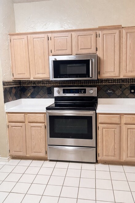 Building Photo - 7011 Cottonwood Cir