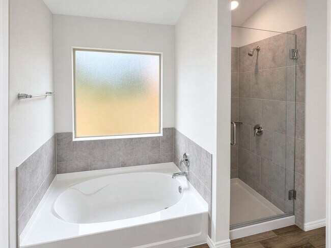 Building Photo - Spacious 4 Bed / 2.5 Bath Home with Fenced Yard & Modern Finishes in Belton