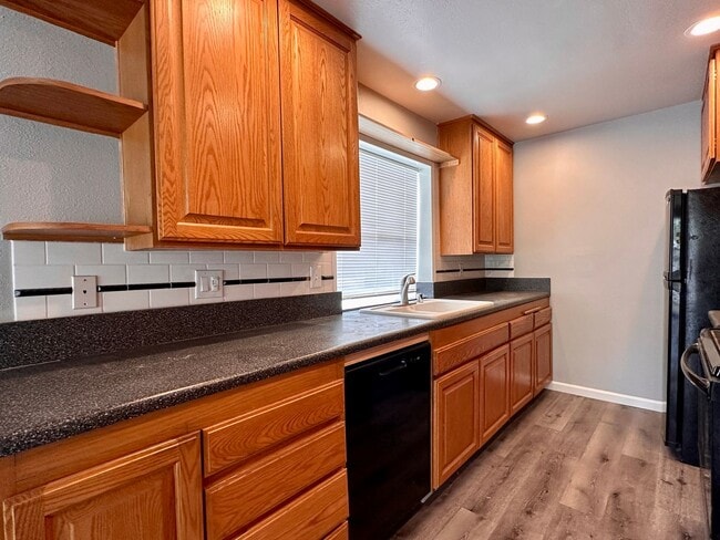 Building Photo - Beautiful 3 Bedroom 2 Bath Condo in Point Loma w/Three Private Patios
