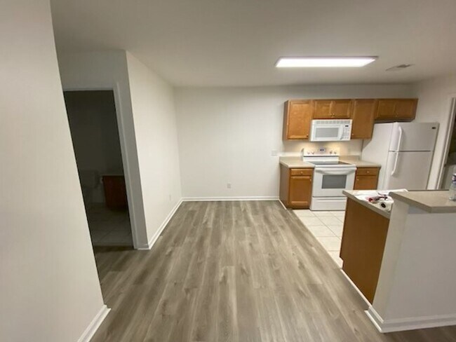 Building Photo - 2 bedroom 2 bath condo located close to beaches, shopping and restaurants