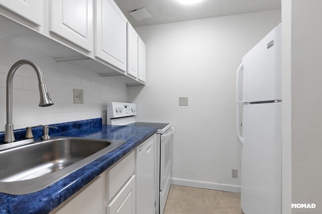 Building Photo - 1634 Farmington Ave