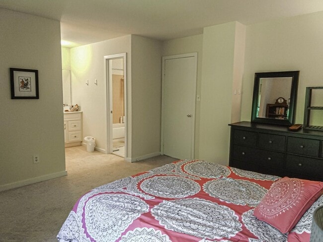 Building Photo - Spacious 4 Bedroom 3.5 Bathroom End Unit T...