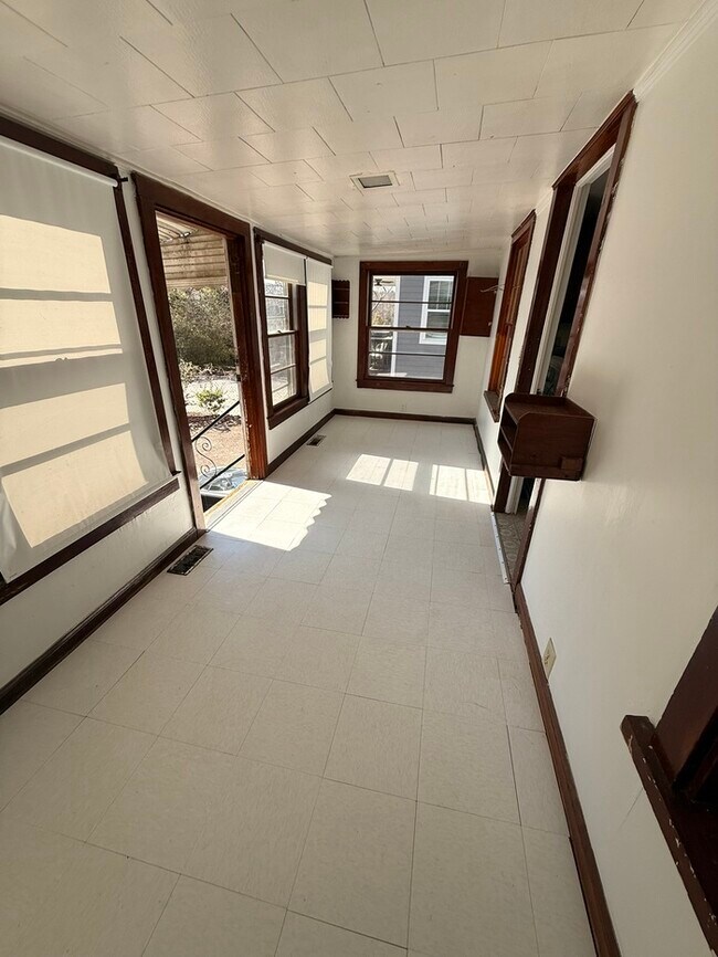 Building Photo - ADORABLE cottage close to everything!