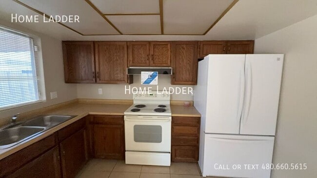 Building Photo - 3213 E Hartford Ave