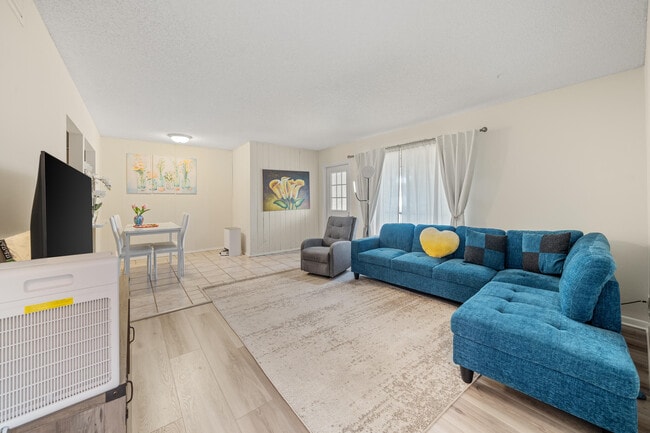 Building Photo - 112 Lake Pine Cir