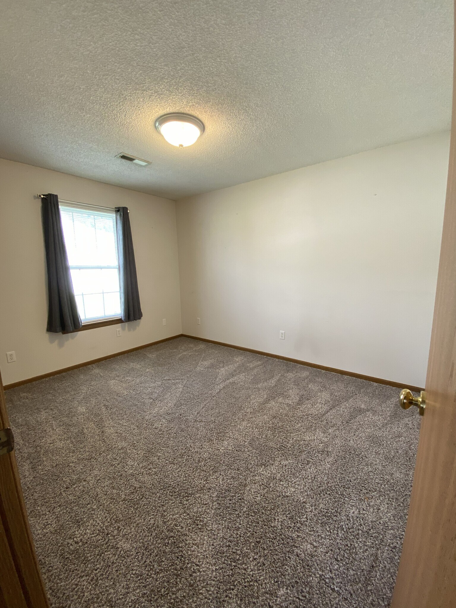 Building Photo - 907 NW Willow Dr