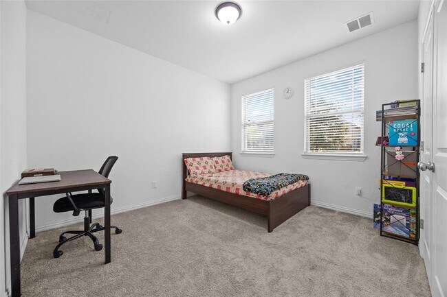 Building Photo - 303 Eagle Ford Dr