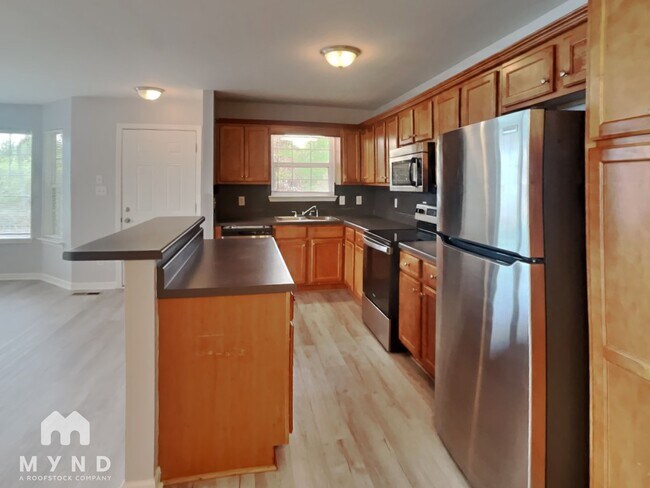 Building Photo - 215 Sunrise Dr