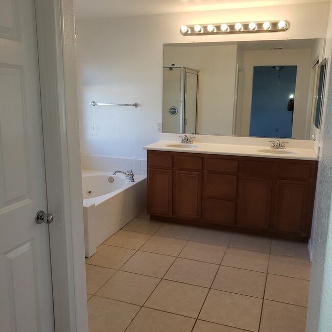 Building Photo - GORGEOUS 4 Bedroom** & 3 full bathrooms on a Cul-De-Sace Home!!