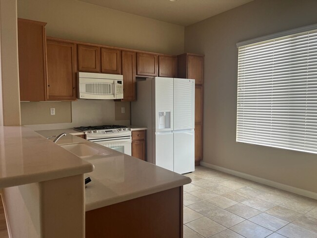 Building Photo - 2 bedroom 2 bath with bonus room/ office r...