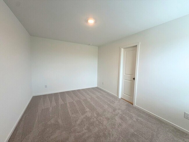 Building Photo - 6220 Sandpiper Ln