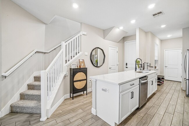 Building Photo - Heritage Oaks gated community 3/2.5/2 Townhome