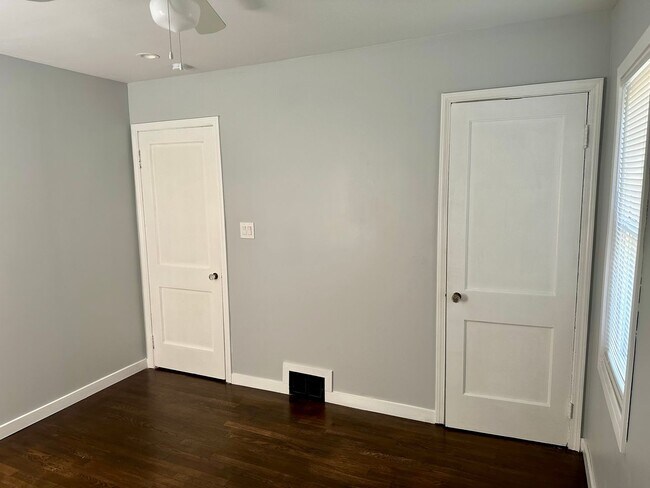 Building Photo - Beautiful Brick Bungalow