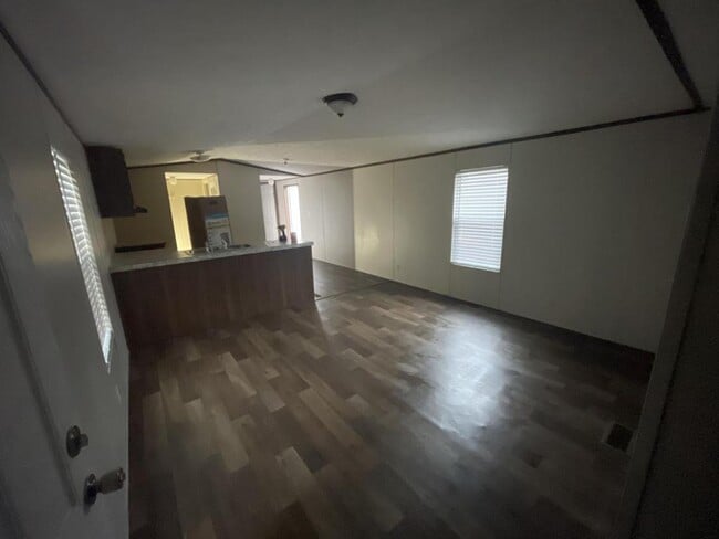 Building Photo - 555 Crandlemire Rd